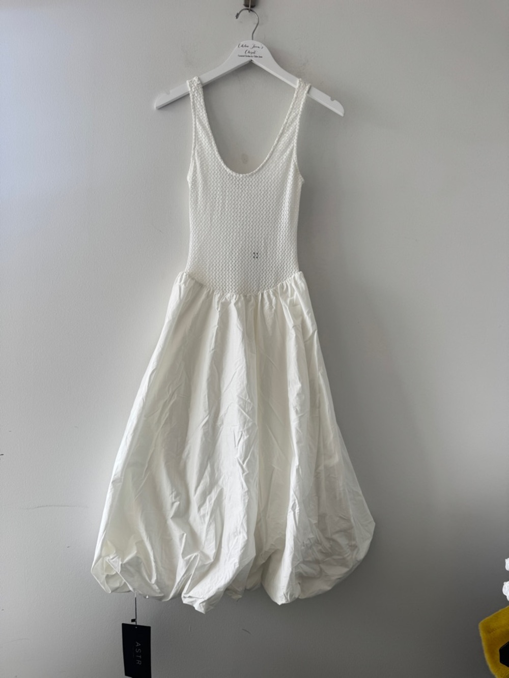 ASTR THE LABEL Sleeveless Contrast Bubble Hem White Dress XS - Picture 3 of 7